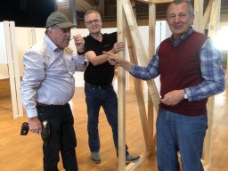 beim Aufbau der Säulen Rudolf Hörburger, Günther Bischof und Florian Danhofer