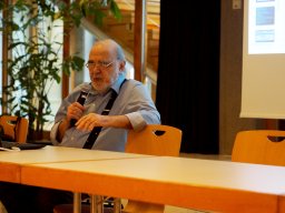 Vortragender Dr. Wolf Seelentag, Vizepräsident der GHGO über das &lt;a href=“https://www.geneal-forum.com/“&gt;GenealForum&lt;/a&gt;