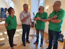 Empfang bei Bürgermeister Karl Malz im Schloss Tapfheim: der Bürgermeister im Gespräch mit IGAL-Mitgliedern